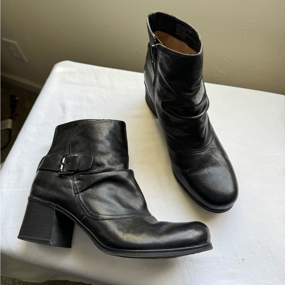 90s Naturalizer Black leather ankle boots with a chunky block heel 🖤 Size 9